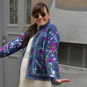 Baumwollstickjacke blau mit lila Blumen