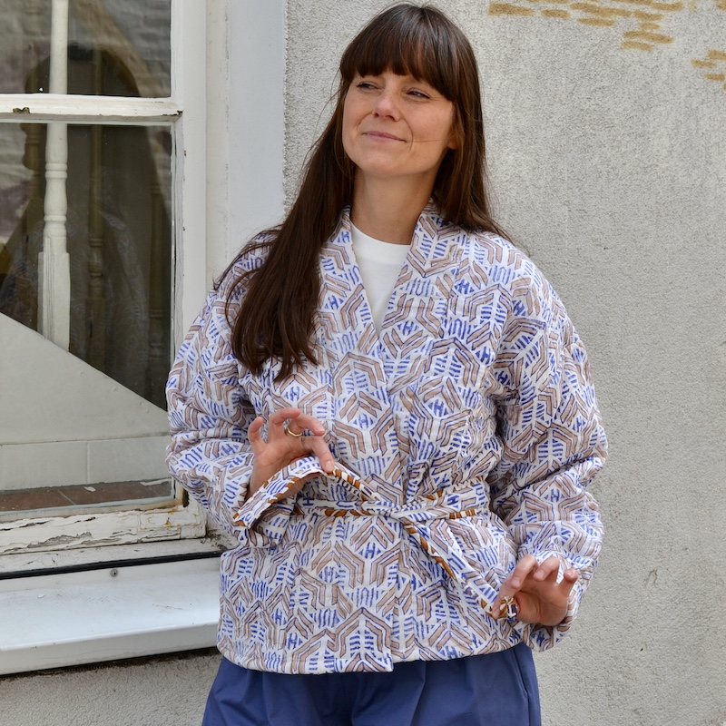 gesteppte Jacke mit blauem Arrow-Druck