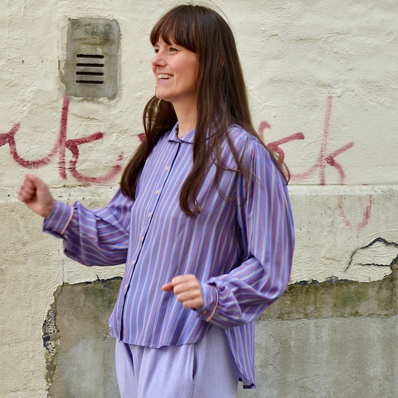 *ON DEMAND* Bluse aus Viskose Fine Stripes blue – Bild 2