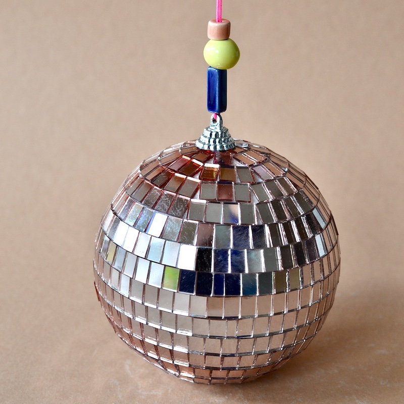 Discokugel 10ø am pinkem Band und Perlen – Bild 2