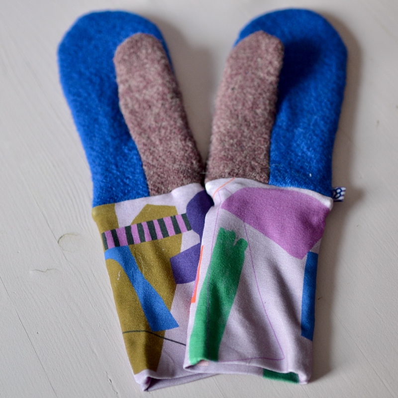 Fäustlinge aus Wollwalk mit Jerseyfutter, Farbe Kobalt/Beere – Bild 5