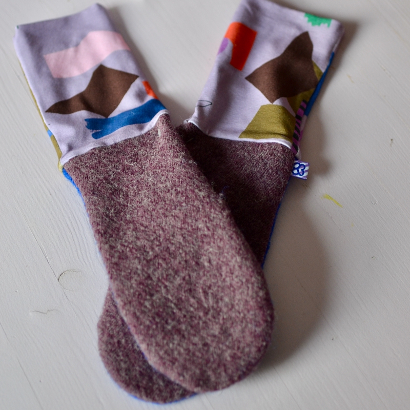 Fäustlinge aus Wollwalk mit Jerseyfutter, Farbe Kobalt/Beere – Bild 4