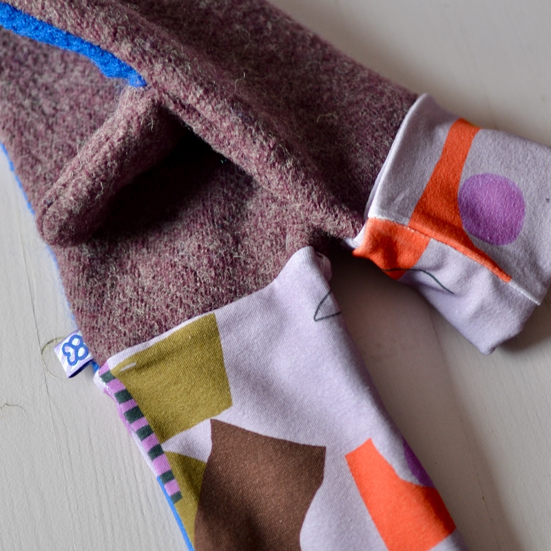 Fäustlinge aus Wollwalk mit Jerseyfutter, Farbe Kobalt/Beere – Bild 3