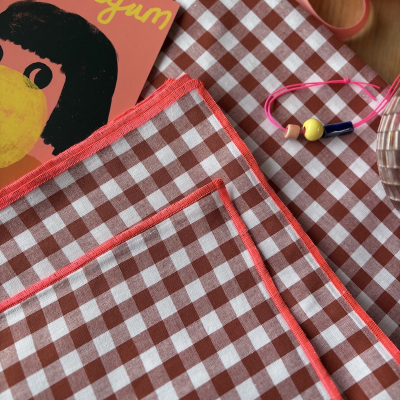 Tischdecke rost-weiss kariert/Neonpink