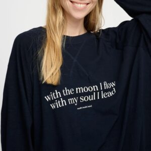 Sweater "with the moon I flow.."
