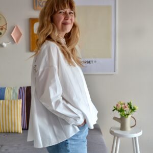 Weit geschnittene Bluse mit Raffung im Rücken, Farbe weiß