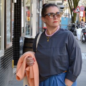 Lockeres Longsleeve mit Brusttasche, Farbe anthracit