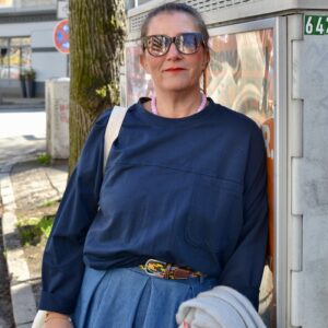 Lockeres Longsleeve mit Brusttasche, Farbe navy