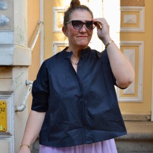Bluse A-Linie mit kleinem Stehkragen, Farbe schwarz
