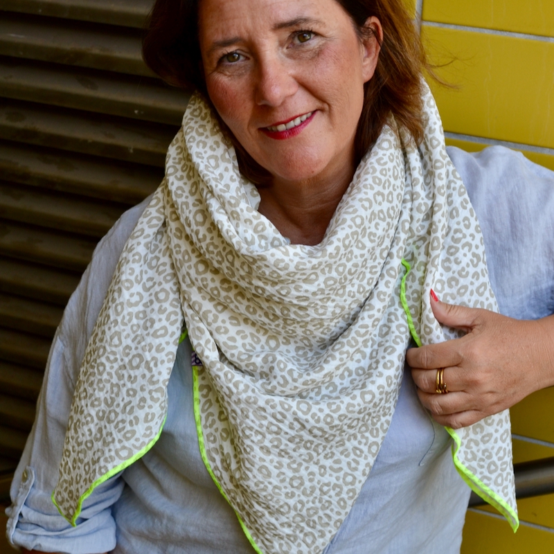 Summer Special Quadrat-Halstuch Leoprint mit neongelber Naht