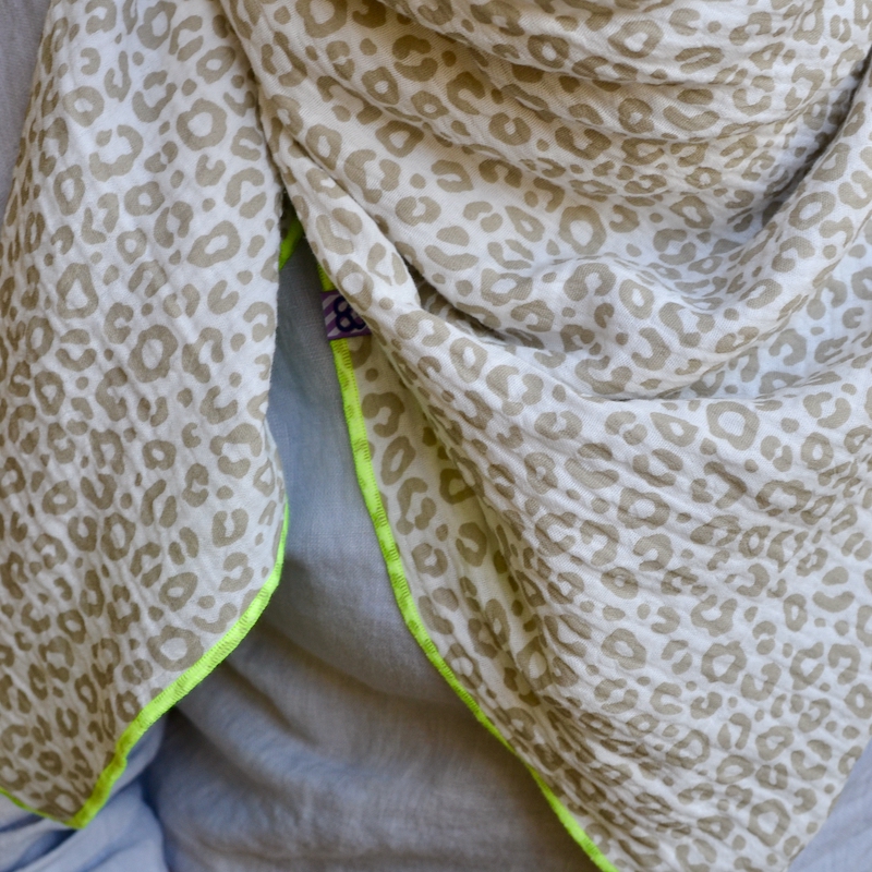 Summer Special Quadrat-Halstuch Leoprint mit neongelber Naht – Bild 2