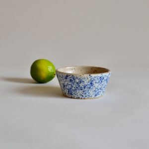 #02 Kleine Keramikschale mit Glasur blue spots