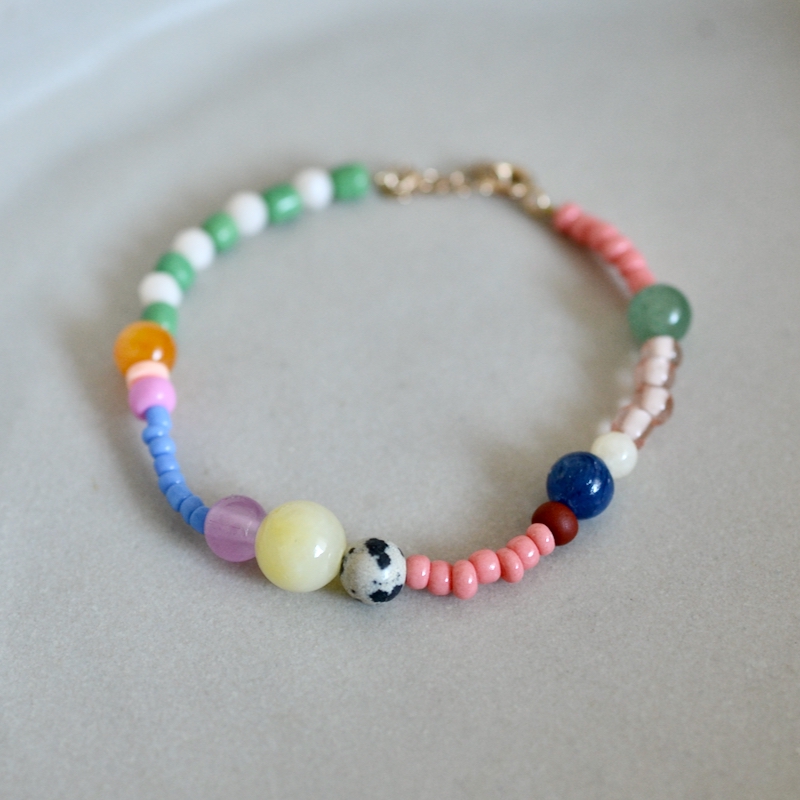 #08 Armband mit Dalmatiner Jaspis und Perlenmix