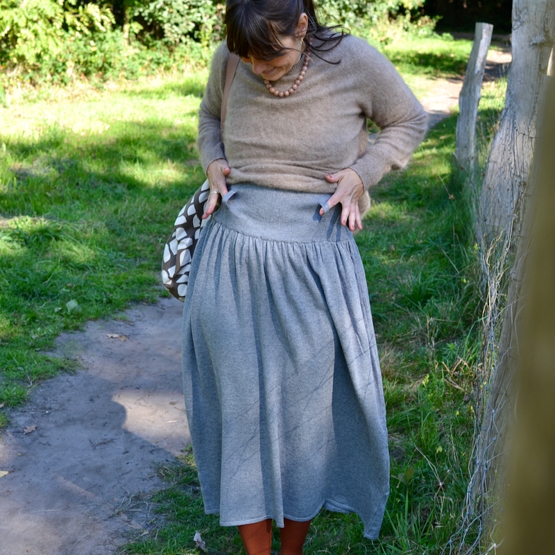 Fließender Strickrock aus Viskose, grey melange – Bild 2